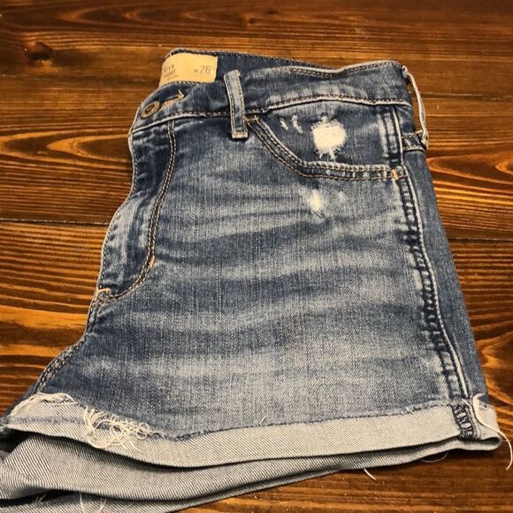 Hollister Short-Short High rise w/ 2 inch inseam - Picture 4 of 4